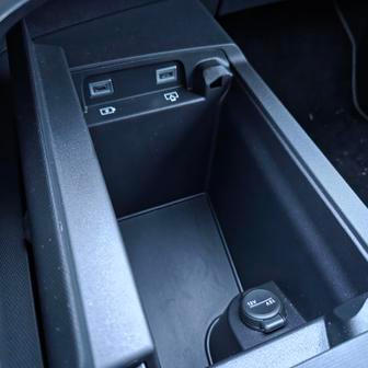 Nechybí spousta odkládacích prostor, především vpředu,...