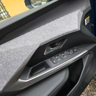 Výplně dveří mají atypický francouzský design (ten nemusí vyhovovat každému) a příjemné látkové čalounění.