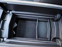 ... hluboká schránka je i mezi sedadly.