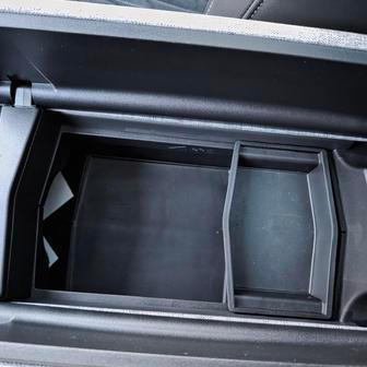 ... hluboká schránka je i mezi sedadly.