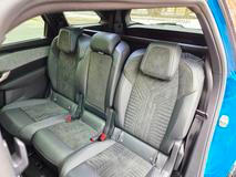 Ve druhé řadě mají sedadla nastavitelný sklon opěradla a jsou posuvná. Místa před koleny je hlavně při posunu úplně vzad opravdu hodně.