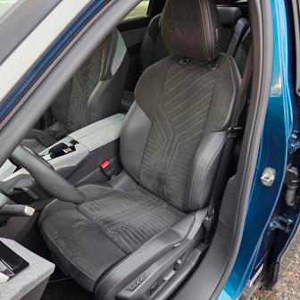 Přední sedadla mají ortopedický certifikát a jsou opravdu pohodlná, nechybí vyhřívání a za příplatek i masáž.