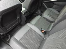 Na rozdíl od minulé generace už ale nejde o tři samostatné sedačky, ale samostatnou sedačku a dvojsedačku.