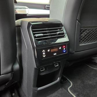 Cestující vzadu mají k dispozici vlastní výdechy ventilace i třetí zónu klimatizace.