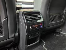 Cestující vzadu mají k dispozici vlastní výdechy ventilace i třetí zónu klimatizace.