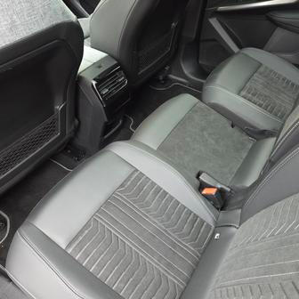 Na rozdíl od minulé generace už ale nejde o tři samostatné sedačky, ale samostatnou sedačku a dvojsedačku.