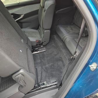 Nástupní otvor do třetí řady sedadel.