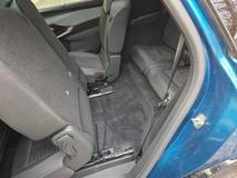 Nástupní otvor do třetí řady sedadel.