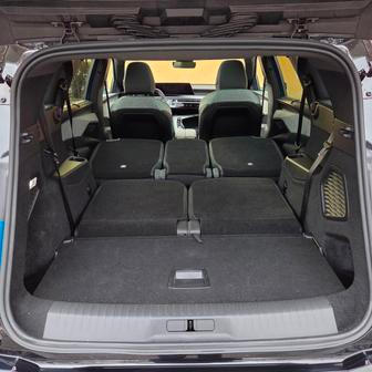A v jen dvoumístném uspořádání má francouzské SUV k dispozici 1757 litrů.