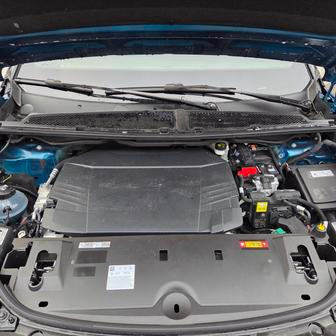 Pod přední kapotou není frunk, ale elektromotor. Jeden ze dvou, které e-5008 Dual Motor má.