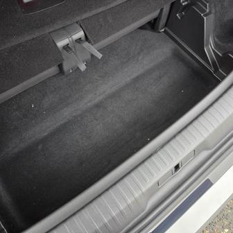 Pod podlahou je ještě malá „skrytá“ přihrádka, kam se vejdou třeba kabely a povinná výbava.