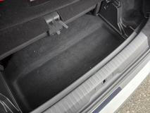 Pod podlahou je ještě malá „skrytá“ přihrádka, kam se vejdou třeba kabely a povinná výbava.