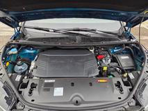 Pod přední kapotou není frunk, ale elektromotor. Jeden ze dvou, které e-5008 Dual Motor má.