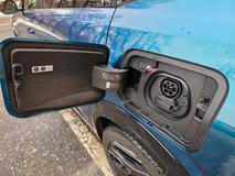 Nabíjecí port má až nečekaně velká dvířka, maximální nabíjecí výkon stejnosměrným proudem je 160 kW a střídavým proudem 11 kW.