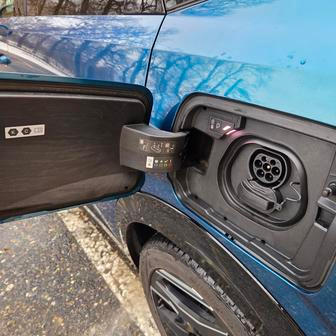 Nabíjecí port má až nečekaně velká dvířka, maximální nabíjecí výkon stejnosměrným proudem je 160 kW a střídavým proudem 11 kW.