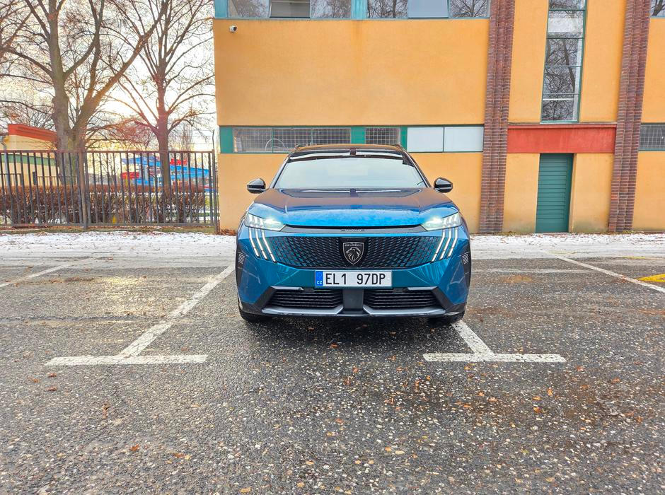 Francouzi zástavbu pohonu všech kol do 5008 vyřešili tím nejjednodušším způsobem. Vzali 83kW elektromotor a dali ho na zadní nápravu. Tím doplnili standardní přední elektrický motor se 157 kW, takže systémově má teď sedmimístné SUV až 239 kW.