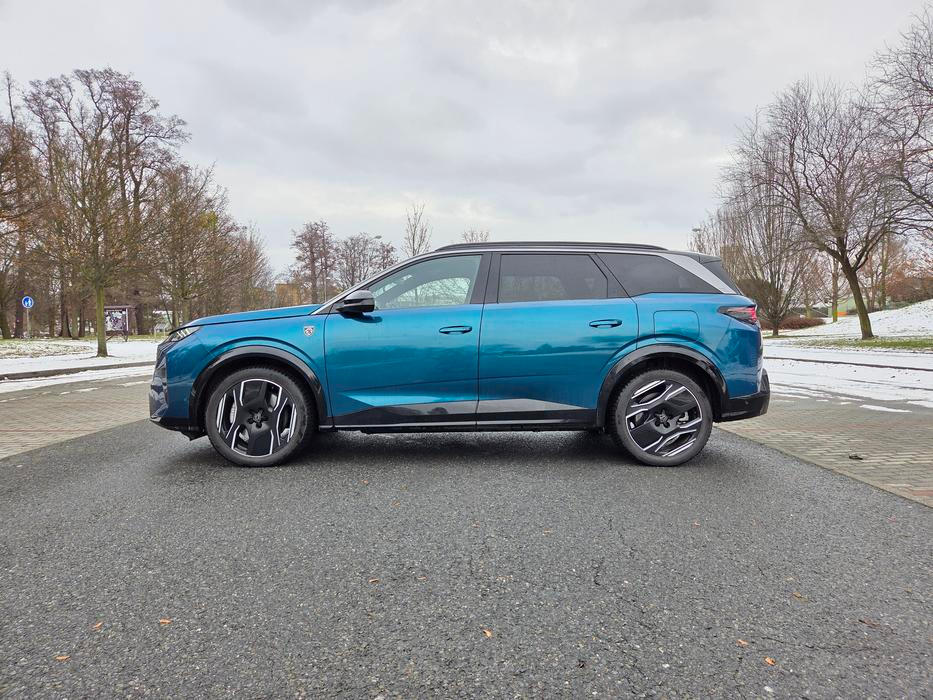 Na délku má SUV 4791 mm, rozvor náprav z toho ukrajuje 2901 mm. A uvnitř je díky tomu skutečně spousta místa.