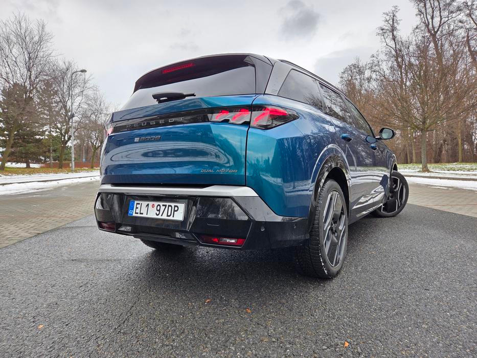 A především baterie, která má velmi špatnou nabíjecí křivku. Z 20 na 80 procent se má auto nabít zhruba za půl hodiny. V testu to zabralo přes 37 minut a maximální výkon, jakým se auto nabíjelo, byl 129 kW. Udávané maximum je přitom 160 kW.