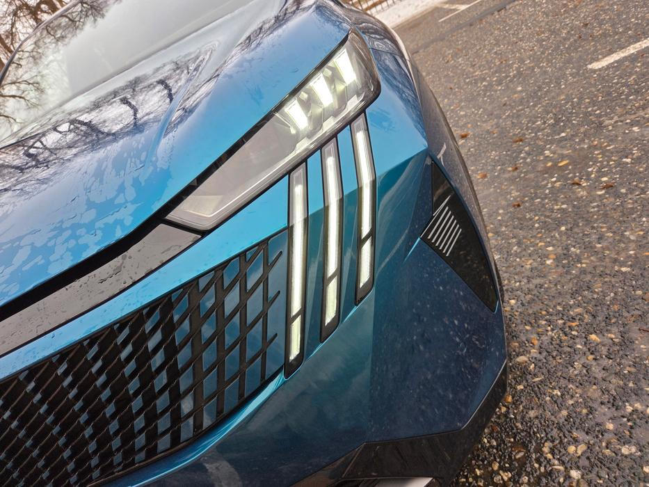 Přední LED světla mají působivý design...