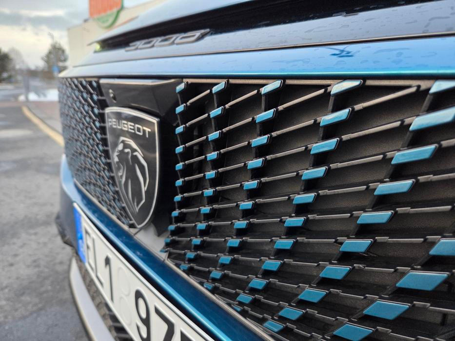 ... a velmi dobře se doplňují s designem čelní masky.