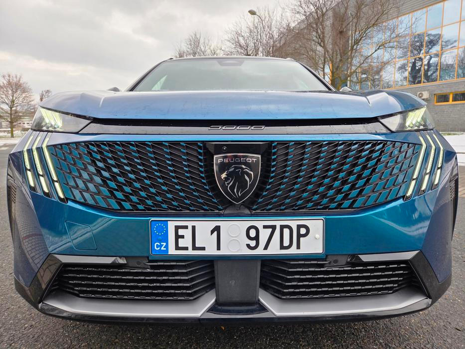 Vzhledově se 5008 zkrátka povedla, škoda horší baterie, které chybí také předehřev. To by se ale brzy mělo změnit.