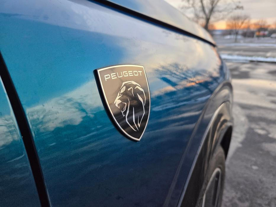 Stále relativně nové logo francouzské automobilky používá 5008 na mnoha místech.