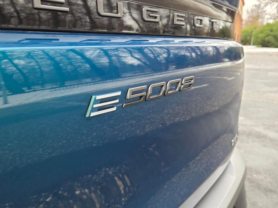 Elektrický Peugeot 5008 se nabízí s pohonem předních nebo všech kol, předokolka se dodává se dvěma kapacitami baterie.