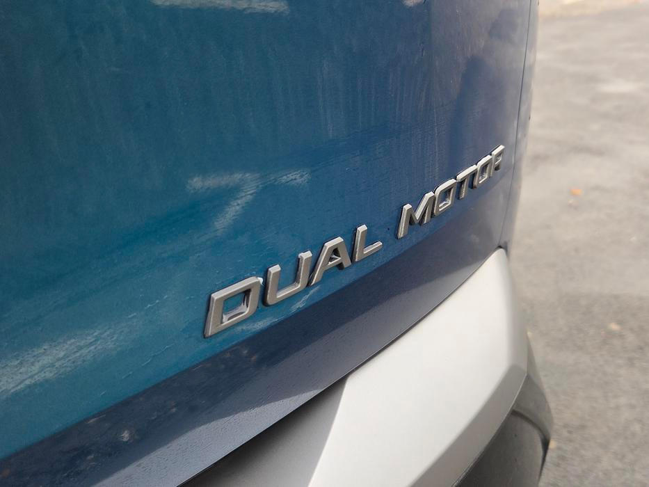 Verze Dual Motor, tedy elektrická čtyřkolka, má pouze menší 73kWh akumulátor.