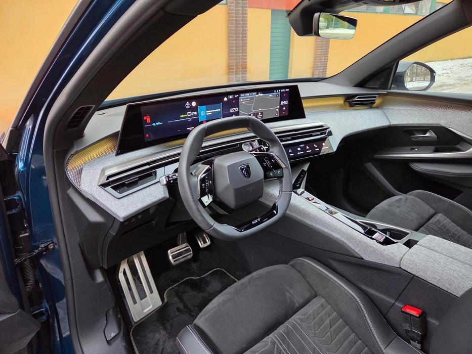 Použité materiály jsou vesměs kvalitní, líbivá je hlavně tkanina nejen před spolujezdcem, ale i na středovém tunelu. Dobře se doplňuje s ambientním osvětlením.