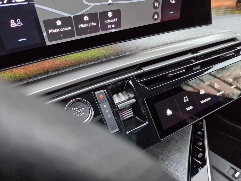 Volič automatické převodovky je „skrytý“ na středovém panelu.