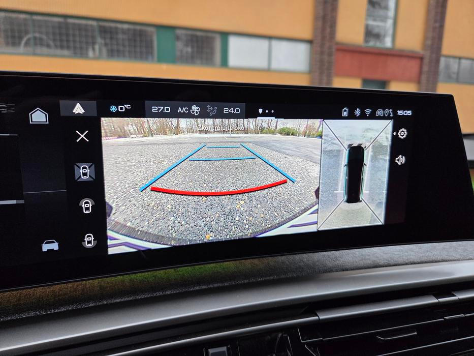 9,7palcová dotyková obrazovka má povedenou grafiku i rychlou odezvu, standardní výbavou je navigace, 360stupňová parkovací kamera se dodává za příplatek.