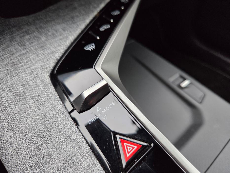 Volič jízdních režimů bude často používat hlavně někdo, kdo bude chtít naplno využít pohon všech kol. Ten je totiž automatický v režimech Sport a Off-road, v režimech Normal a Eco se zadní elektromotor připojuje jen při vyšší zátěži.