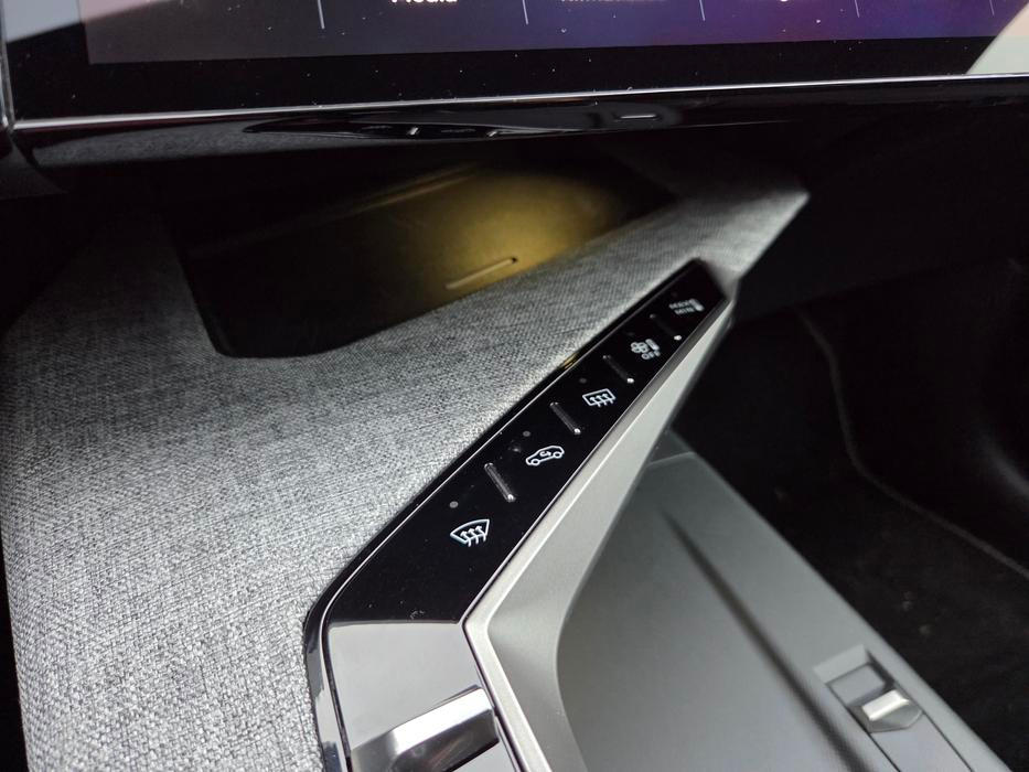 Bezdrátová nabíječka je poměrně dobře ukrytá, malý panel obsahuje několik fyzických tlačítek nad rámec digitální klávesnice.