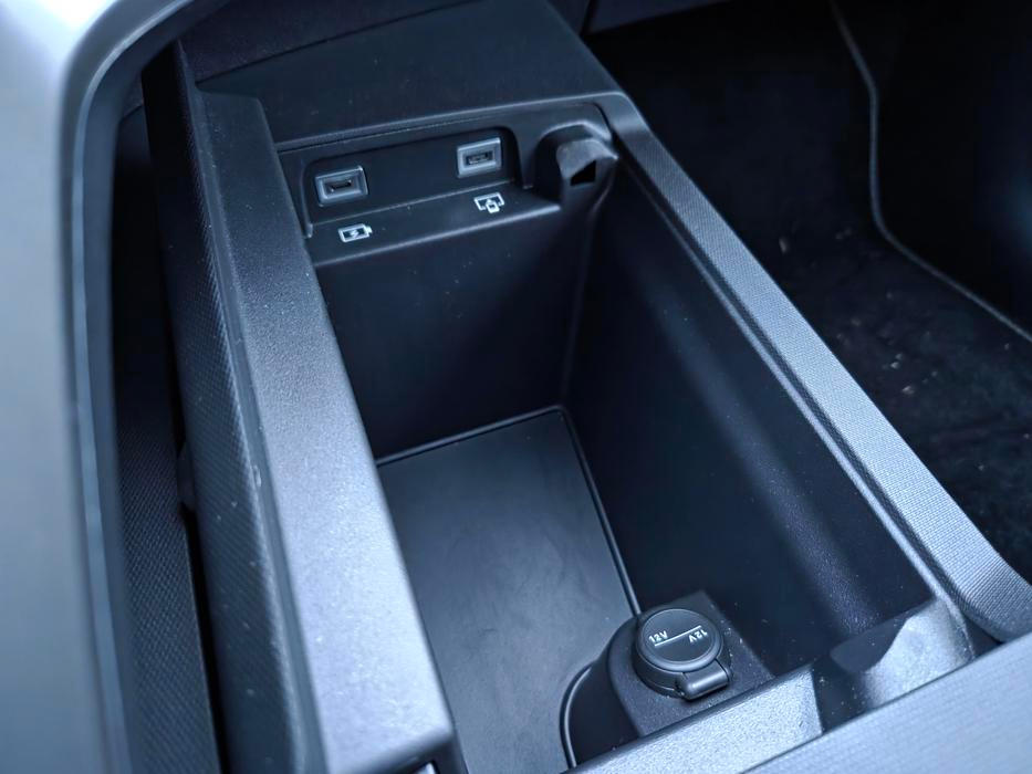 Nechybí spousta odkládacích prostor, především vpředu,...