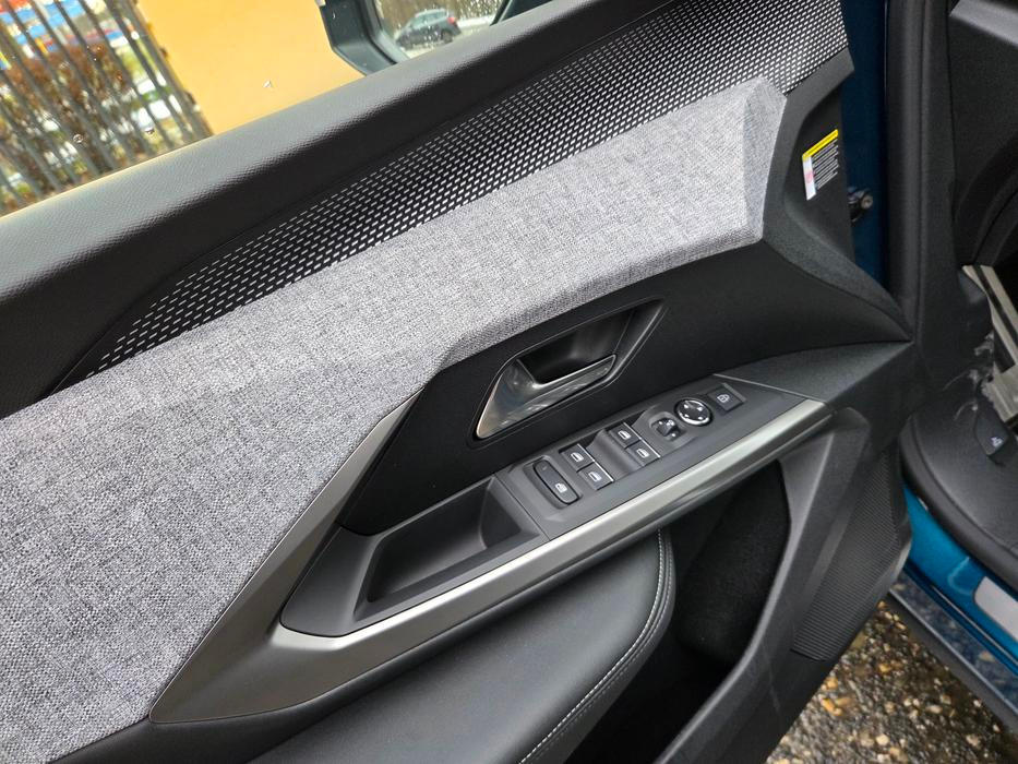 Výplně dveří mají atypický francouzský design (ten nemusí vyhovovat každému) a příjemné látkové čalounění.