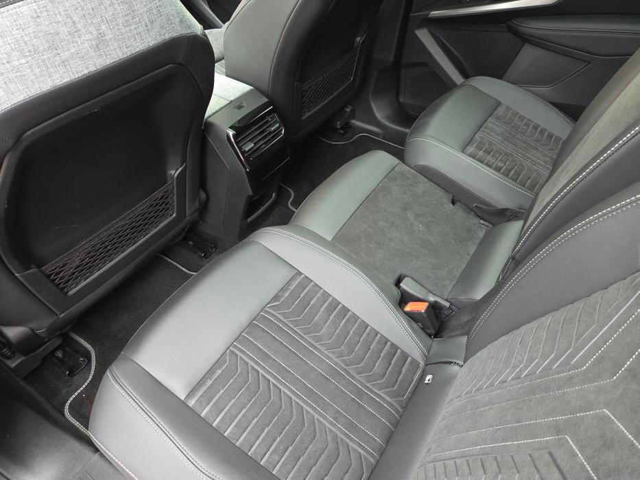 Na rozdíl od minulé generace už ale nejde o tři samostatné sedačky, ale samostatnou sedačku a dvojsedačku.