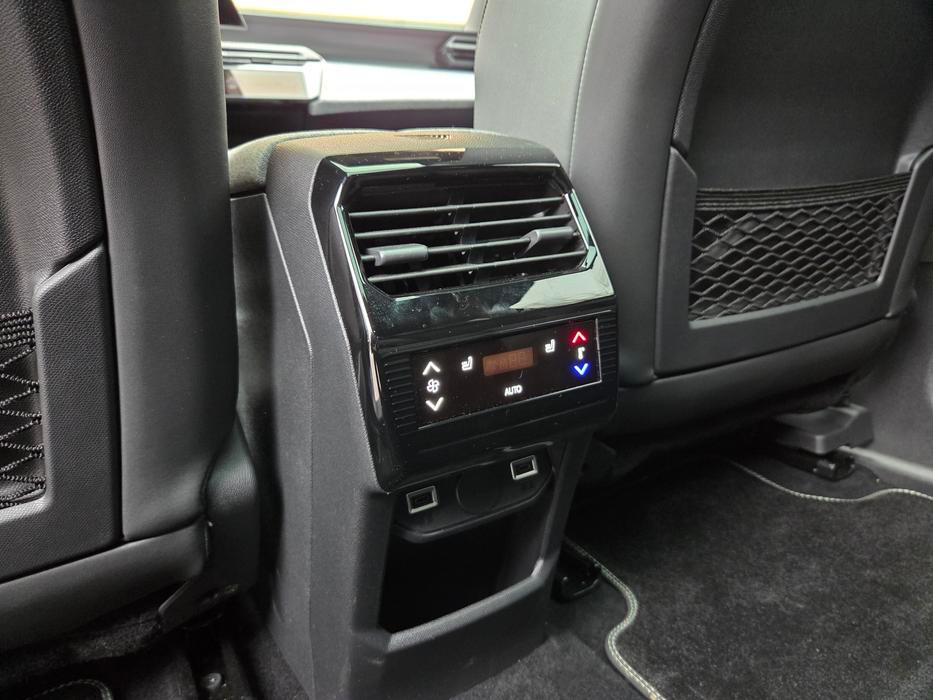 Cestující vzadu mají k dispozici vlastní výdechy ventilace i třetí zónu klimatizace.