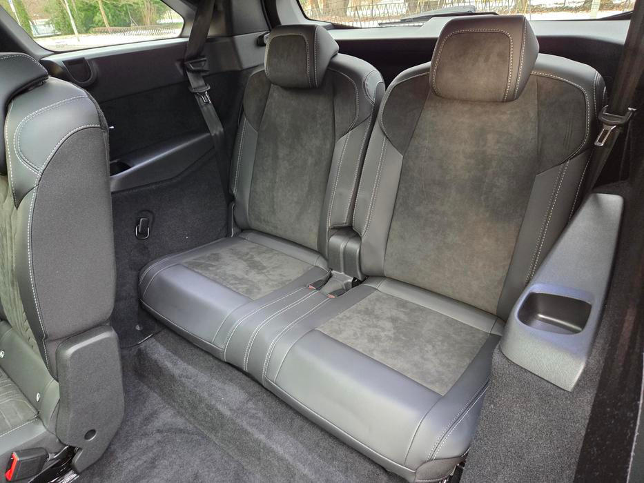 Třetí řada sedadel už není vyjímatelná, je zapuštěná v podlaze. Místa je ale relativně dost.