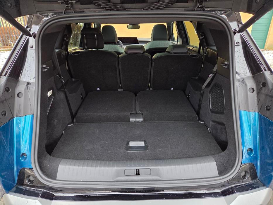 Po sklopení třetí řady sedadel stoupne objem na 690 litrů.
