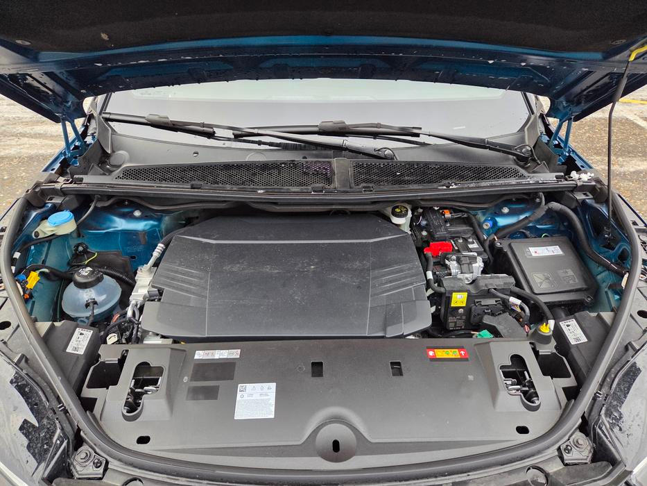 Pod přední kapotou není frunk, ale elektromotor. Jeden ze dvou, které e-5008 Dual Motor má.