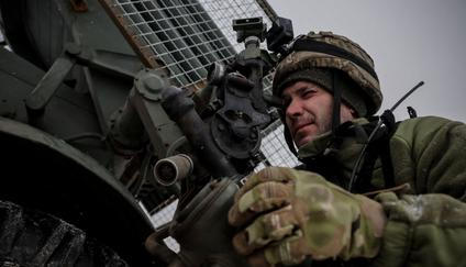 Ukrajinský voják se připravuje k palbě z raketového systému BM-21 Grad směrem k ruským jednotkám.