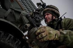 Ukrajinský voják se připravuje k palbě z raketového systému BM-21 Grad směrem k ruským jednotkám.