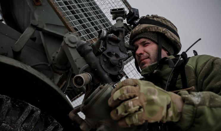 Ukrajinský voják se připravuje k palbě z raketového systému BM-21 Grad směrem k ruským jednotkám.