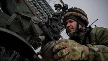 Ukrajinský voják se připravuje k palbě z raketového systému BM-21 Grad směrem k ruským jednotkám.