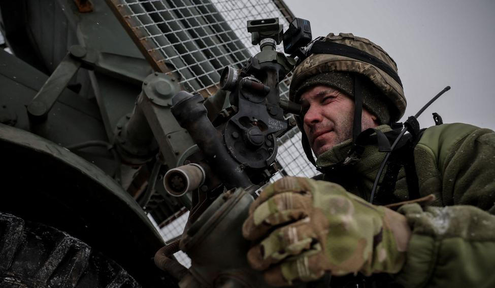 Ukrajinský voják se připravuje k palbě z raketového systému BM-21 Grad směrem k ruským jednotkám.