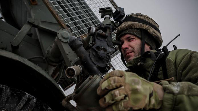 Ukrajinský voják se připravuje k palbě z raketového systému BM-21 Grad směrem k ruským jednotkám.