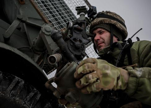 Ukrajinský voják se připravuje k palbě z raketového systému BM-21 Grad směrem k ruským jednotkám.