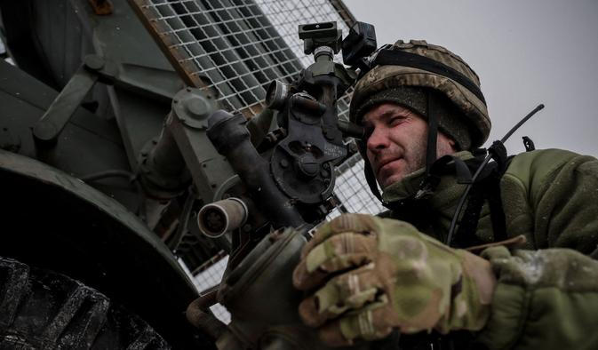 Ukrajinský voják se připravuje k palbě z raketového systému BM-21 Grad směrem k ruským jednotkám.