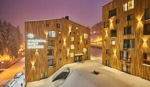 Aparthotel Svatý Vavřinec ukazuje, že i v českých horách může vzniknout sebevědomý, moderní projekt, který spojuje špičkové služby, atmosféru a pocit, že jste přesně tam, kde chcete být.