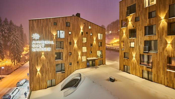 Aparthotel Svatý Vavřinec ukazuje, že i v českých horách může vzniknout sebevědomý, moderní projekt, který spojuje špičkové služby, atmosféru a pocit, že jste přesně tam, kde chcete být.